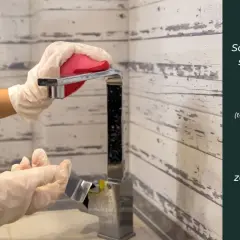 Ręce w rękawiczkach czyszczą kran gąbką. Soda i ocet to świetne środki do czyszczenia odpływu.