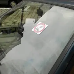 Naklejka z napisem "Karny Burak" na szybie samochodu. Jak zdjąć naklejkę z szyby?