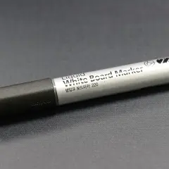 Biały marker tablicowy Monami 220. Zastanawiasz się, czym zmyć marker z plastiku? Ten marker jest przeznaczony do tablic, więc powinien łatwo zejść.