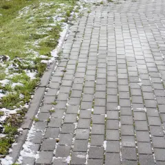 Śnieg na trawniku i kostce brukowej. Czekam na wiosnę i czyszczenie kostki brukowej sodą, by znów lśniła.