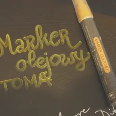 Marker olejowy do pisania po różnych powierzchniach, np. po metalu, szkle, plastiku. Napis "Marker olejowy" wykonany tym pisakiem.