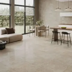 Nowa terakota na podłodze i ścianach nadaje wnętrzu elegancji. Jasne płytki tworzą przestronną kuchnię i salon z widokiem na las.