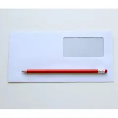 Biała koperta z okienkiem i czerwony ołówek. Idealne do nauki adresowania koperty klasa 3.