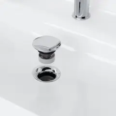 Chromowany korek klik klak w umywalce, gotowy do demontażu. Jak wyjąć korek klik klak z umywalki? Proste!