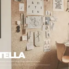 Malowanie korka krok po kroku: tablica korkowa Estella z inspiracjami, biurko, lampa i krzesło.