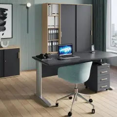 Nowoczesne urzadzenia biurowe: biurko z laptopem, ergonomiczne krzesło, szafki i regał z dokumentami tworzą funkcjonalne miejsce pracy.