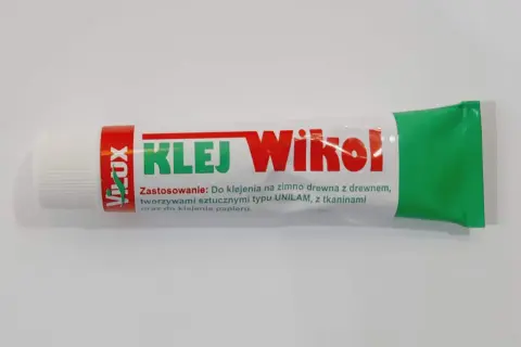 Klej Wikol do drewna, tworzyw i papieru. Dowiedz się, jak zrobić klej Wikol, używając tego produktu.