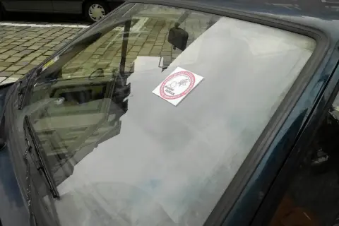 Naklejka z napisem "Karny Burak" na szybie samochodu. Jak zdjąć naklejkę z szyby?