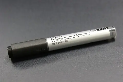 Biały marker tablicowy Monami 220. Zastanawiasz się, czym zmyć marker z plastiku? Ten marker jest przeznaczony do tablic, więc powinien łatwo zejść.