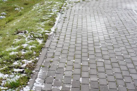 Śnieg na trawniku i kostce brukowej. Czekam na wiosnę i czyszczenie kostki brukowej sodą, by znów lśniła.