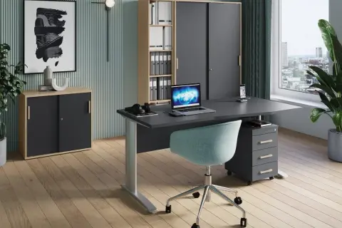 Nowoczesne urzadzenia biurowe: biurko z laptopem, ergonomiczne krzesło, szafki i regał z dokumentami tworzą funkcjonalne miejsce pracy.