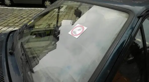 Naklejka z napisem "Karny Burak" na szybie samochodu. Jak zdjąć naklejkę z szyby?
