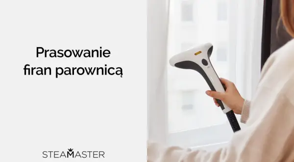 Jak prasować firanki parownicą? Kobieta używa parownicy do wygładzenia białej firanki przy oknie.