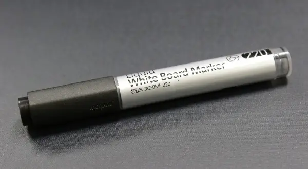 Biały marker tablicowy Monami 220. Zastanawiasz się, czym zmyć marker z plastiku? Ten marker jest przeznaczony do tablic, więc powinien łatwo zejść.