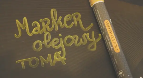 Marker olejowy do pisania po różnych powierzchniach, np. po metalu, szkle, plastiku. Napis "Marker olejowy" wykonany tym pisakiem.