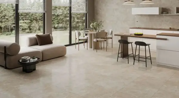 Nowa terakota na podłodze i ścianach nadaje wnętrzu elegancji. Jasne płytki tworzą przestronną kuchnię i salon z widokiem na las.
