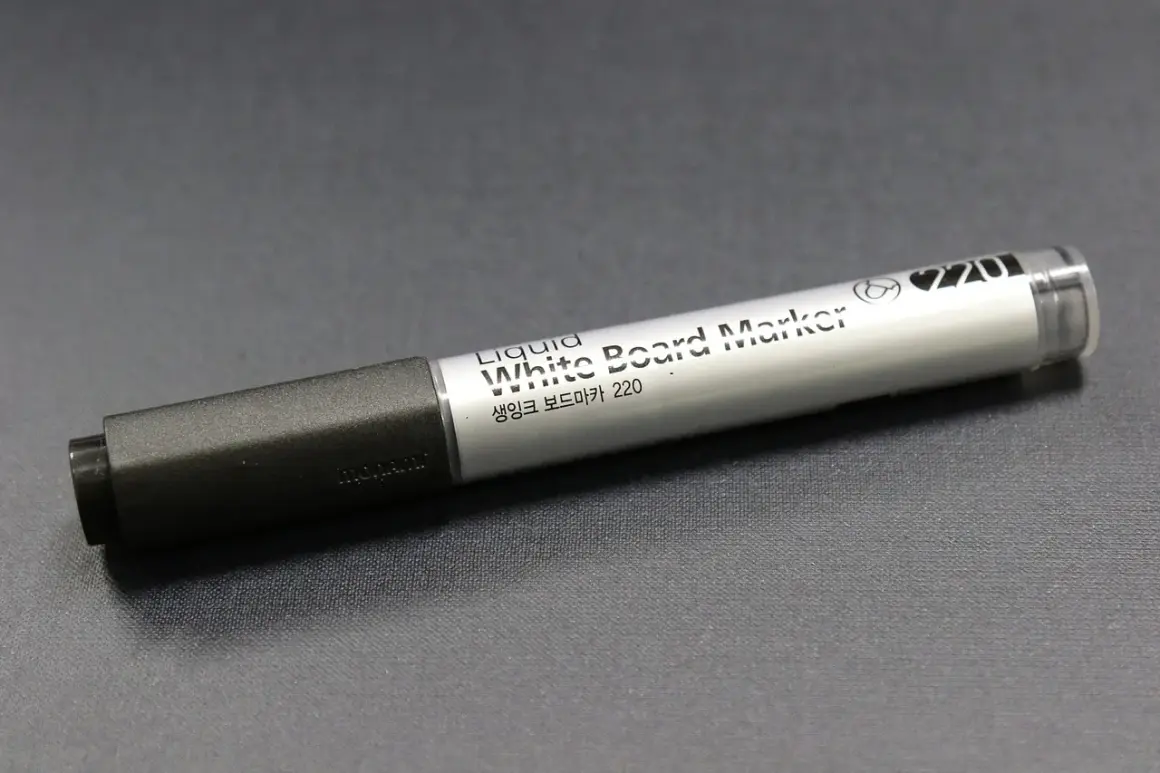 Biały marker tablicowy Monami 220. Zastanawiasz się, czym zmyć marker z plastiku? Ten marker jest przeznaczony do tablic, więc powinien łatwo zejść.