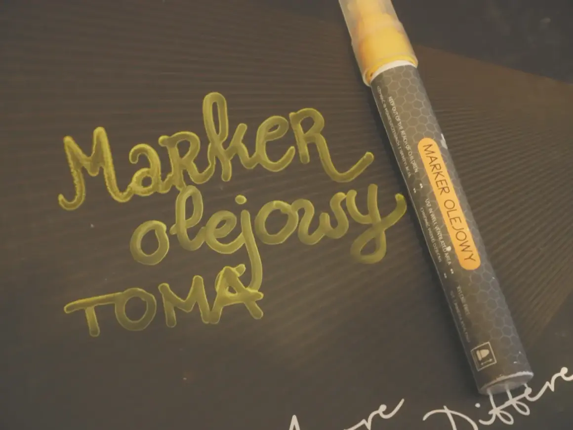 Marker olejowy do pisania po różnych powierzchniach, np. po metalu, szkle, plastiku. Napis "Marker olejowy" wykonany tym pisakiem.