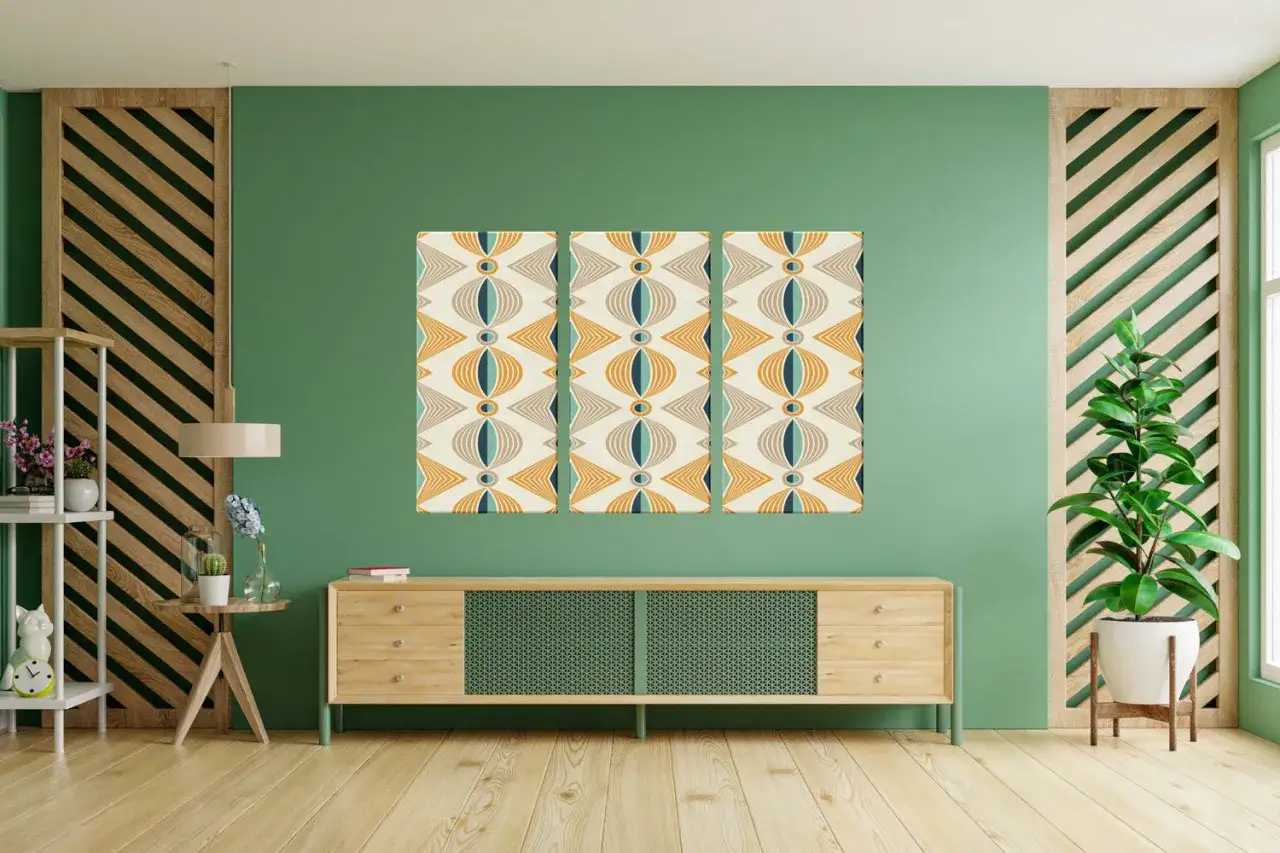 Nowoczesne malowanie ścian wzory geometryczne w stylu retro. Trzy panele z motywem jajek i tr&oacute;jkąt&oacute;w w odcieniach beżu, ż&oacute;łci i turkusu.