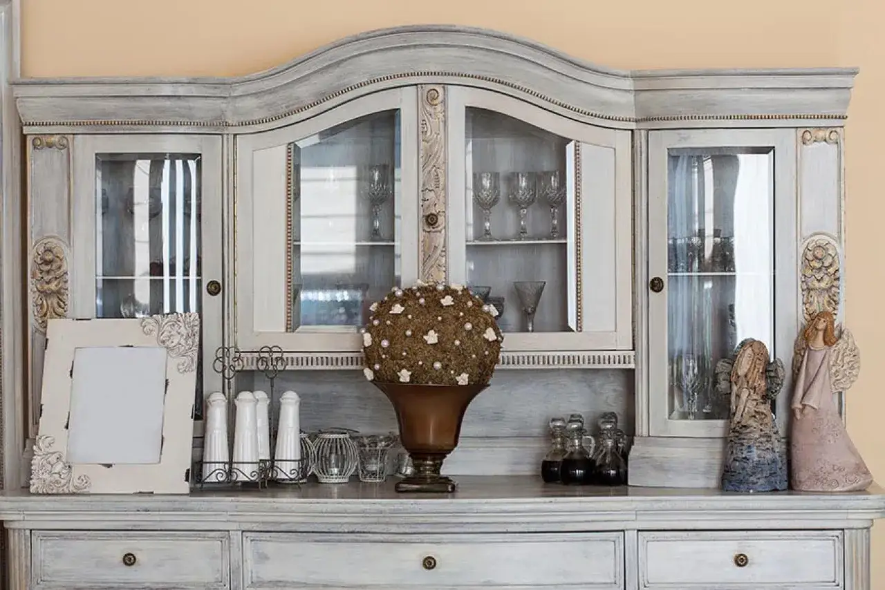 Postarzanie mebli w stylu shabby chic. Witrażowa komoda z aniołkami i ozdobną kulą.
