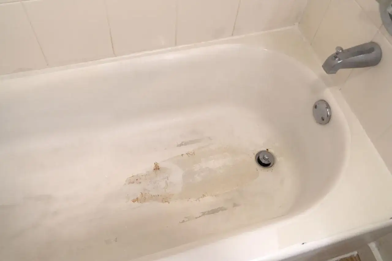 Zabrudzona wanna z zaciekami i rdzą. Zastanawiasz się, czym wyczyścić wannę, by zn&oacute;w lśniła?