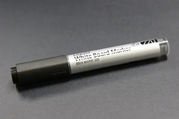 Biały marker tablicowy Monami 220. Zastanawiasz się, czym zmyć marker z plastiku? Ten marker jest przeznaczony do tablic, więc powinien łatwo zejść.